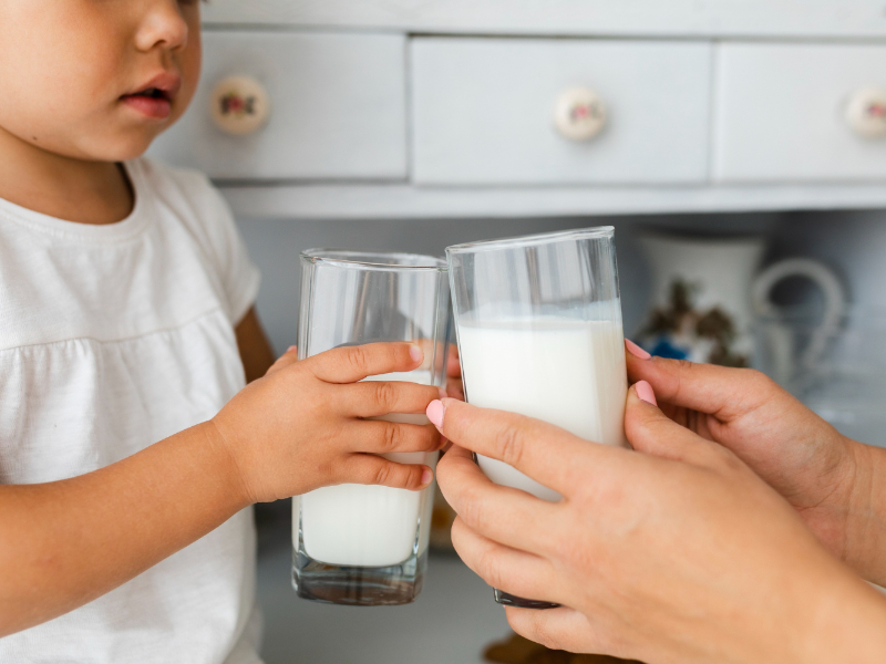 Enfant Avec Un Vert De Lait